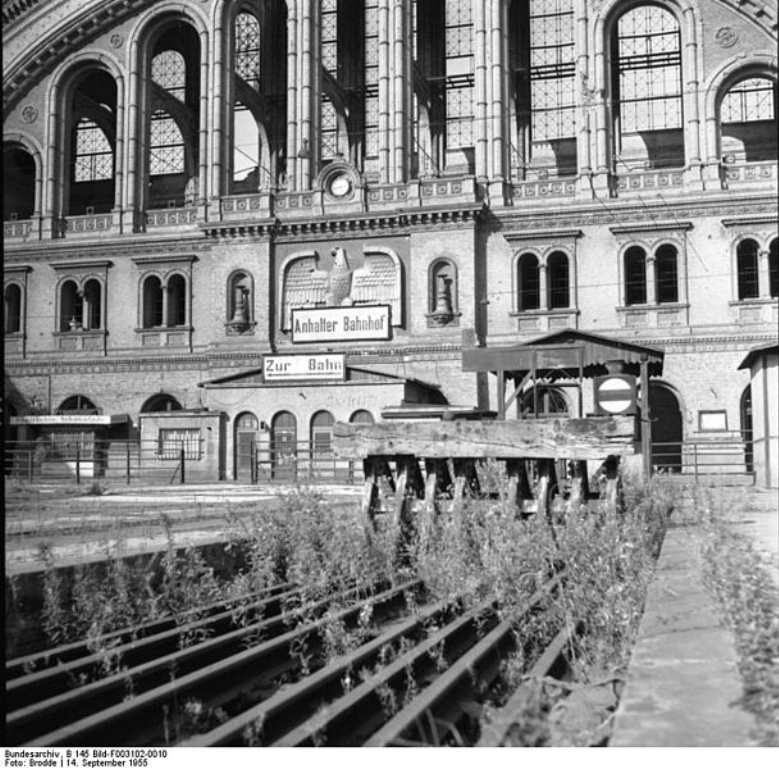 609px-Bundesarchiv_B_145_Bild-F003102-0010,_Berlin,_Anhalter_Bahnhof.jpg